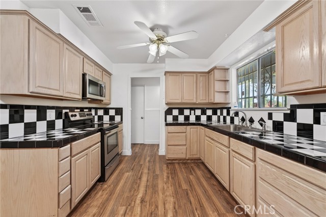 Detail Gallery Image 2 of 16 For 1645 Loughborough Dr, Merced,  CA 95348 - 3 Beds | 2 Baths