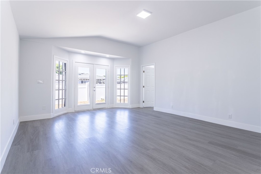https://media.crmls.org/medias/517e9ca2-b794-4f14-a189-d7772f0663ce.jpg?preset=X-Large