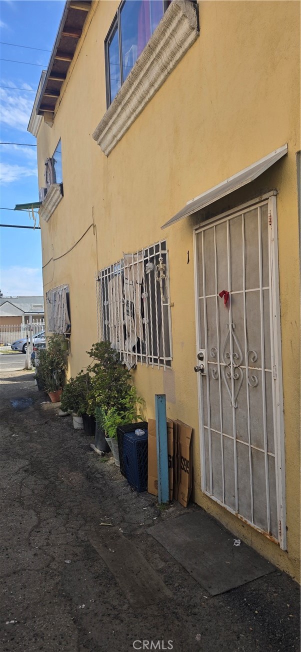 717 W 54th Street, Los Angeles CA: https://media.crmls.org/medias/517f5e63-78e5-4022-b63f-ade8a3959b70.jpg