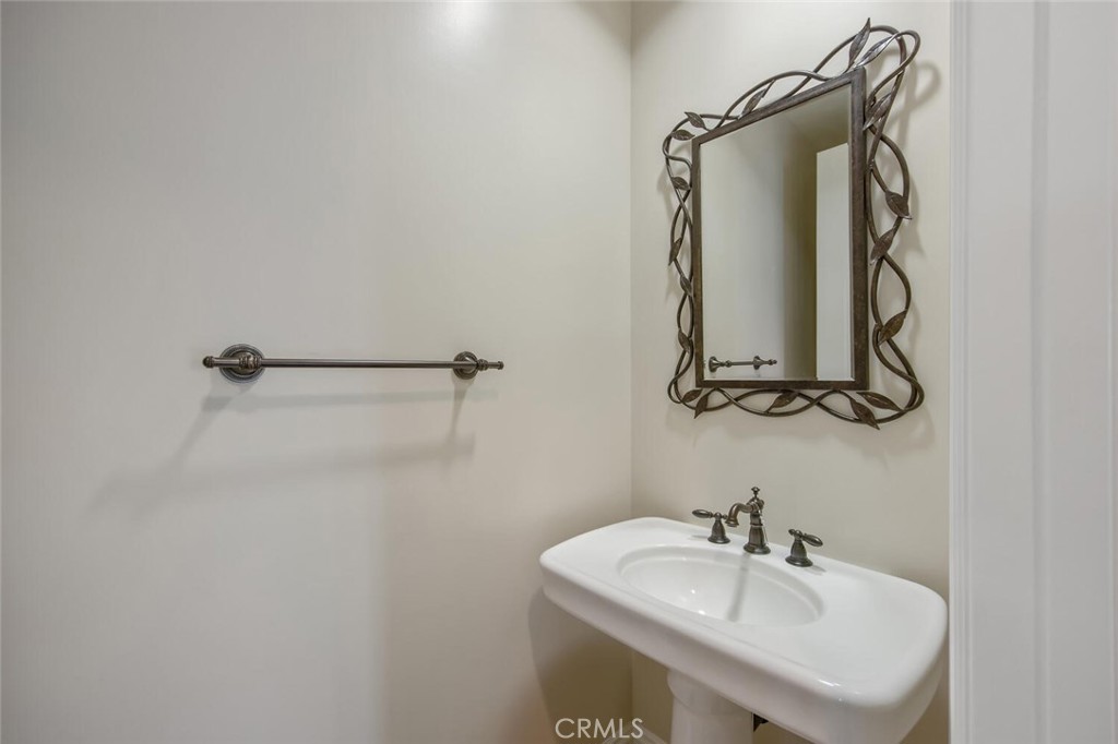 https://media.crmls.org/medias/5180b0f9-e568-4009-90be-11619b616896.jpg?preset=X-Large