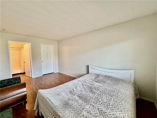 Detail Gallery Image 7 of 12 For 7045 Woodley Ave #211,  Van Nuys,  CA 91406 - 2 Beds | 2 Baths