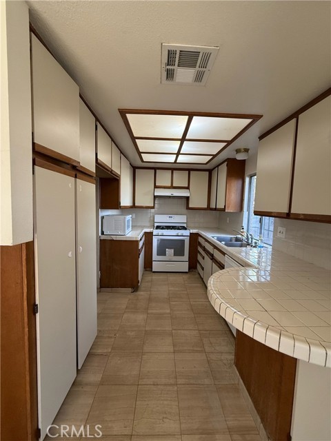 Detail Gallery Image 8 of 20 For 12121 Ramona, El Monte,  CA 91732 - 3 Beds | 3 Baths