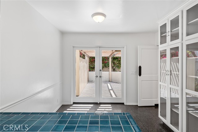 11053 Strathmore Drive, Westwood - Century City CA: https://media.crmls.org/medias/518463e2-3fd5-43c3-93c6-06c1a380ae99.jpg