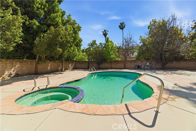 Detail Gallery Image 5 of 45 For 15000 Hamlin St, Van Nuys,  CA 91411 - 5 Beds | 3 Baths