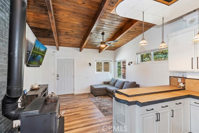 1946 Desert Front Road, Wrightwood CA: https://media.crmls.org/medias/51857c23-2d63-42e3-968f-4473815d4343.jpg