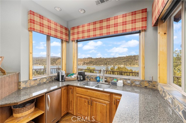39828 Granite Ridge Lane, Bass Lake CA: https://media.crmls.org/medias/51886466-b2ec-4316-a8a3-25cdd558086b.jpg