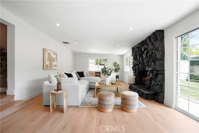 Detail Gallery Image 2 of 46 For 18324 Sylvan St, Tarzana,  CA 91335 - 4 Beds | 2 Baths