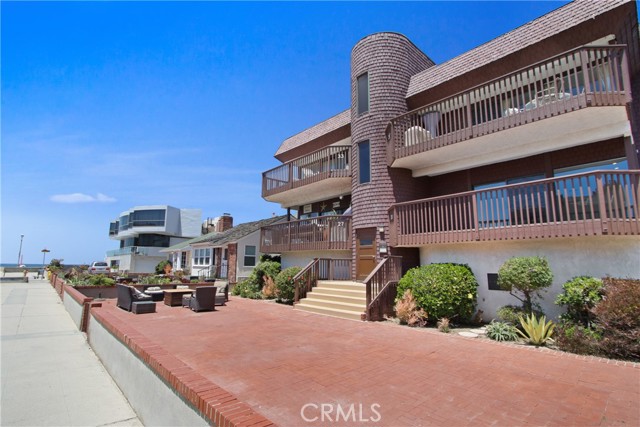 33 4th Street, Hermosa Beach CA: https://media.crmls.org/medias/518b8793-916c-44f2-8b8b-3bc05b87ca11.jpg