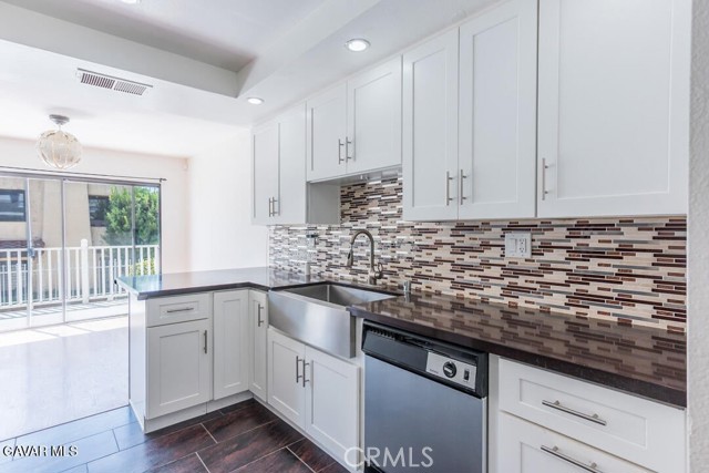 Detail Gallery Image 8 of 42 For 18452 Lemarsh St #48,  Northridge,  CA 91325 - 2 Beds | 3 Baths