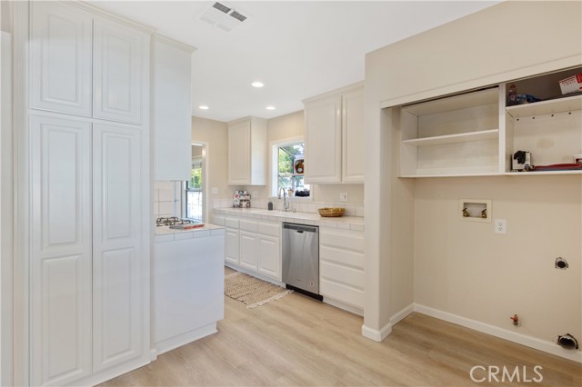 Detail Gallery Image 10 of 25 For 18641 Linnet St, Tarzana,  CA 91356 - 2 Beds | 2 Baths