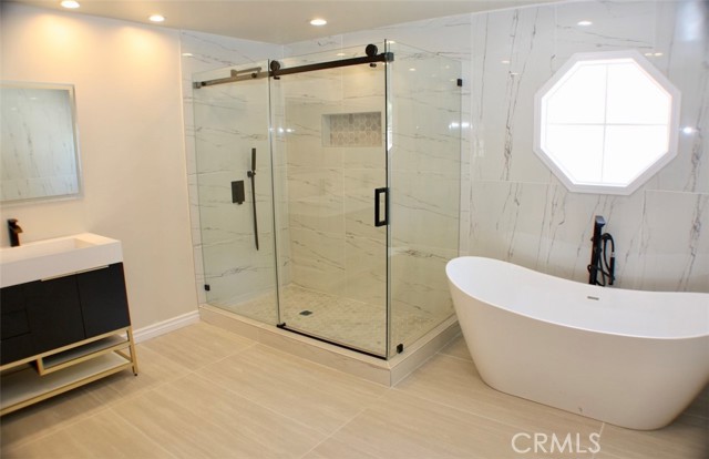 Detail Gallery Image 16 of 26 For 5514 Sylvia Ave, Tarzana,  CA 91356 - 5 Beds | 5 Baths