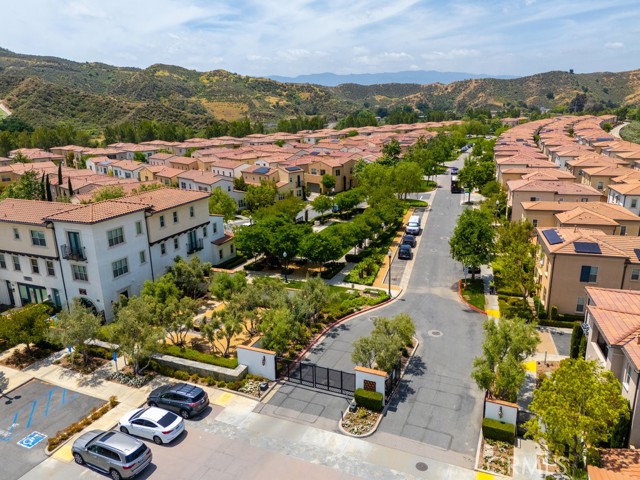 21851 Moveo Drive, Saugus CA: https://media.crmls.org/medias/518f8273-1066-437c-b45b-3d9903ba0cda.jpg