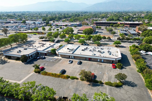 320 W Foothill Blvd, Upland CA: https://media.crmls.org/medias/518fb172-2fac-4e43-869e-4cc8c8917b8c.jpg