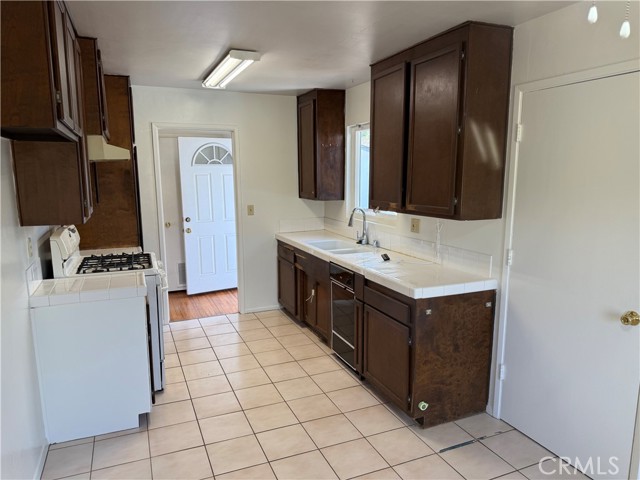 1126 Kings Road, Escondido CA: https://media.crmls.org/medias/5191ad7c-5613-40ab-9295-0ec7c7d3b34e.jpg