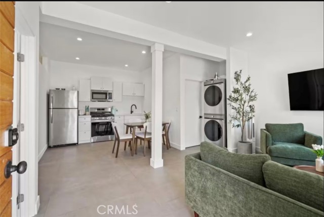 Detail Gallery Image 3 of 15 For 181212 1/2 Navy #1/2,  Santa Monica,  CA 90405 - 2 Beds | 1 Baths