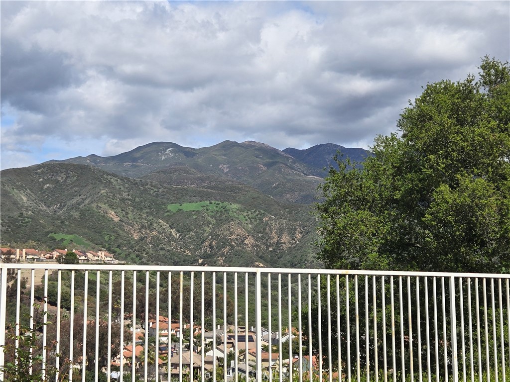 https://media.crmls.org/medias/51925f9a-ff0f-4c57-add9-95aab1096479.jpg?preset=X-Large