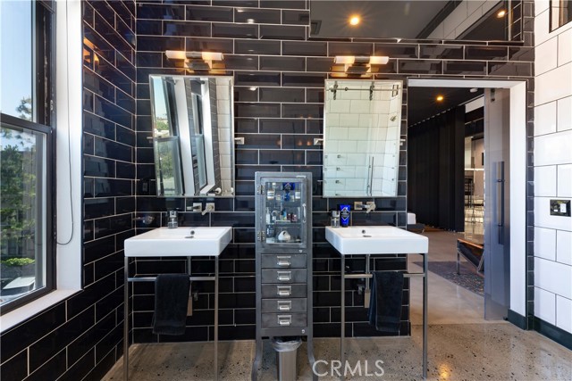 Detail Gallery Image 9 of 17 For 238 N Bush, Santa Ana,  CA 92701 - 2 Beds | 2 Baths