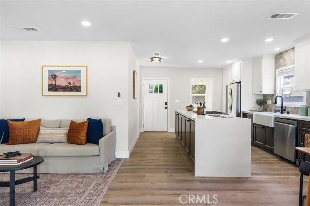 Detail Gallery Image 8 of 51 For 7048 Mclennan Ave, Lake Balboa,  CA 91406 - 4 Beds | 2 Baths