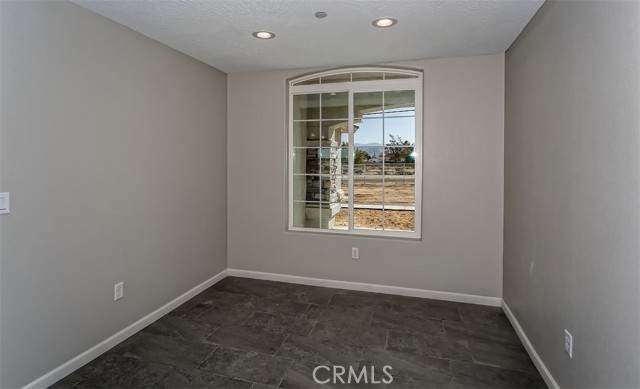 Detail Gallery Image 10 of 25 For 18363 Ranchero Rd, Hesperia,  CA 92345 - 4 Beds | 2/1 Baths