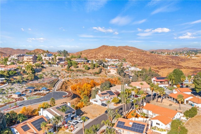 Detail Gallery Image 14 of 18 For 22920 Green Pine Dr, Canyon Lake,  CA 92587 - 4 Beds | 3 Baths