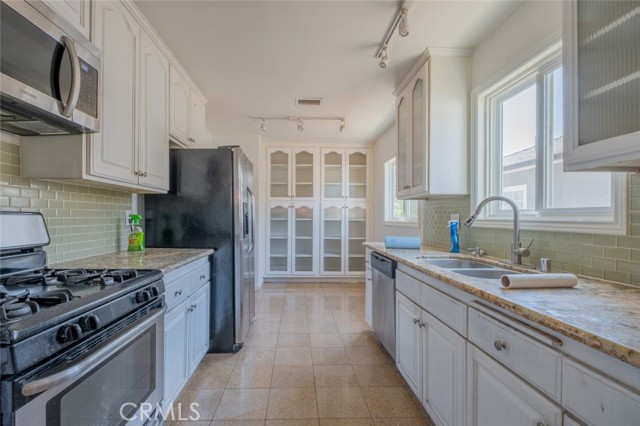 Detail Gallery Image 12 of 18 For 7857 Whitsett Ave, North Hollywood,  CA 91605 - 4 Beds | 3 Baths