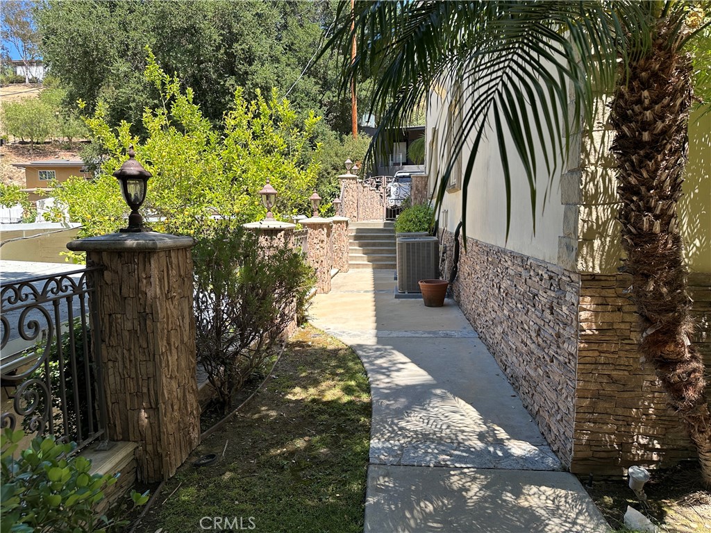 https://media.crmls.org/medias/519aa7c7-6b91-4842-9703-6770eb35ff66.jpg?preset=X-Large
