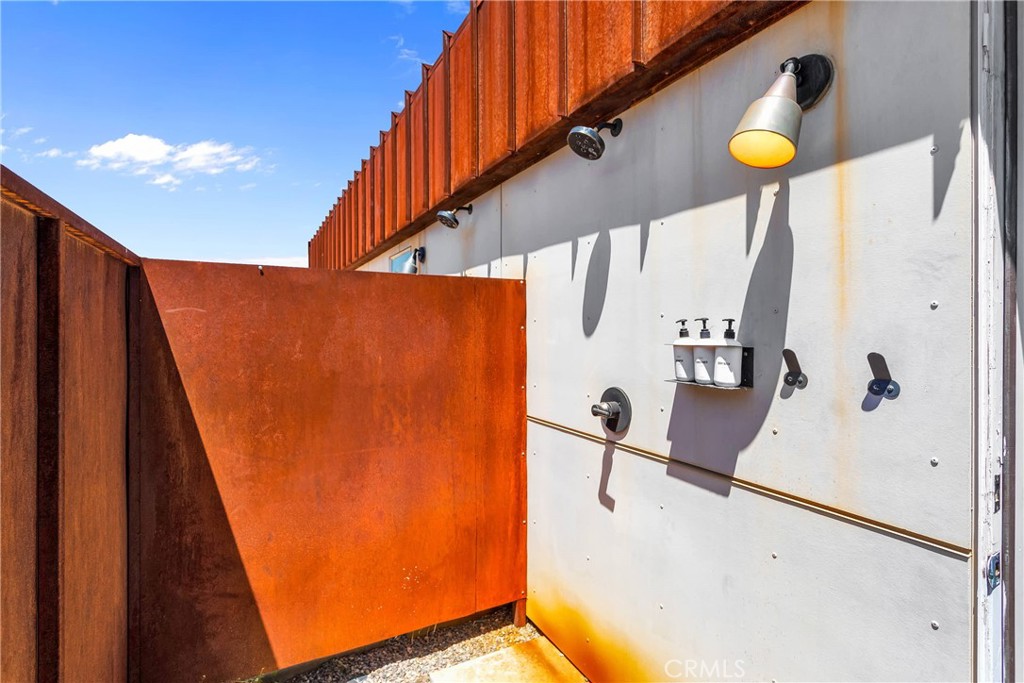 https://media.crmls.org/medias/519b628e-b009-4bc5-a1f1-4493e5581394.jpg?preset=X-Large