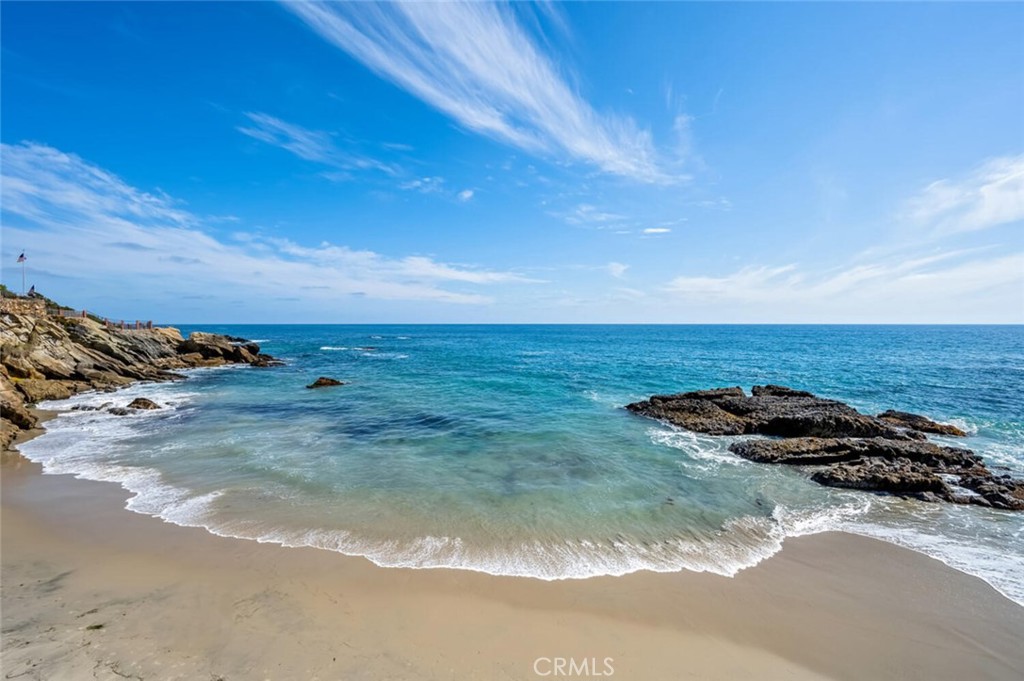 https://media.crmls.org/medias/519c7dfb-5699-4f31-bb5d-572d9bff90e1.jpg?preset=X-Large