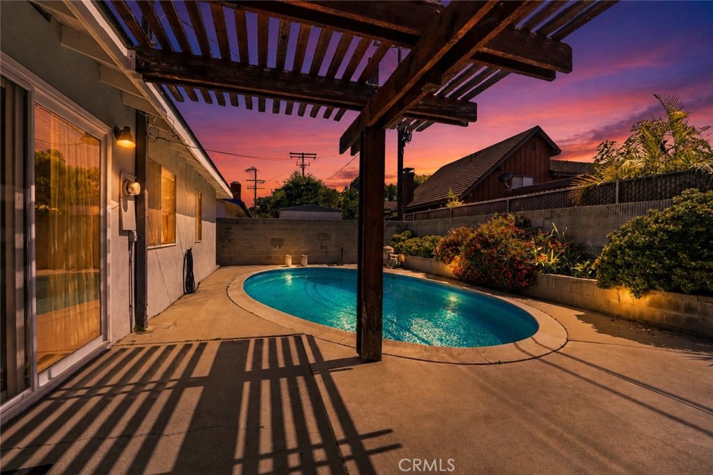 https://media.crmls.org/medias/519fe392-0209-47d9-88a3-f754b938a648.jpg?preset=X-Large