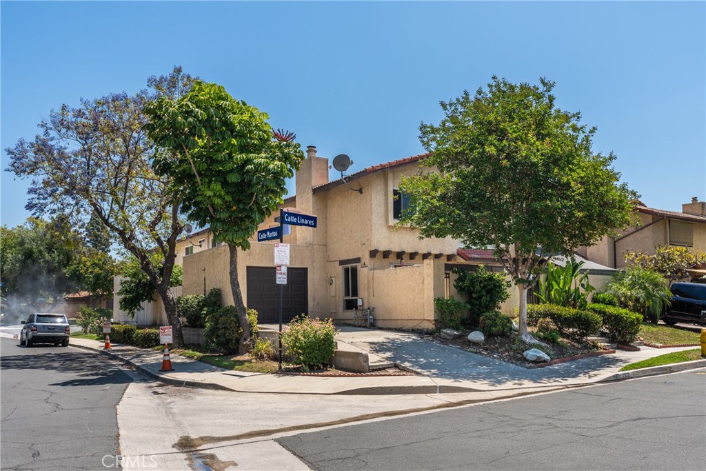 1102 Calle Linares