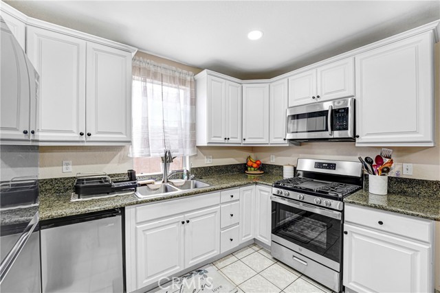 Detail Gallery Image 11 of 33 For 810 E 87th, Los Angeles,  CA 90002 - 4 Beds | 2 Baths