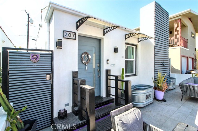 207 Santa Ana Avenue, Long Beach CA: https://media.crmls.org/medias/51a6fde7-01a2-4b86-8fc8-73bdcceca94d.jpg
