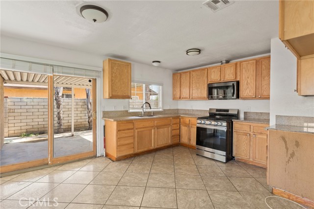 Detail Gallery Image 5 of 18 For 14735 Perham Dr, Moreno Valley,  CA 92553 - 3 Beds | 2 Baths