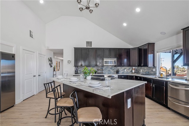 Detail Gallery Image 1 of 75 For 9255 Fortuna Ave, Yucca Valley,  CA 92284 - 3 Beds | 3 Baths