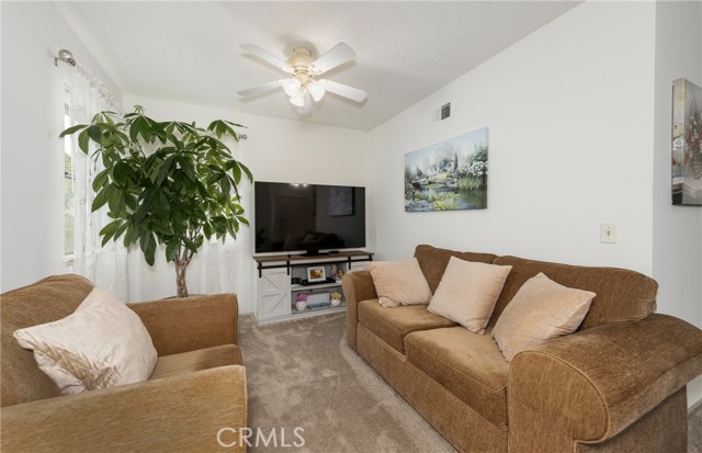 Detail Gallery Image 10 of 27 For 1228 W Woodcrest Street, Bloomington,  CA 92316 - 5 Beds | 2/1 Baths