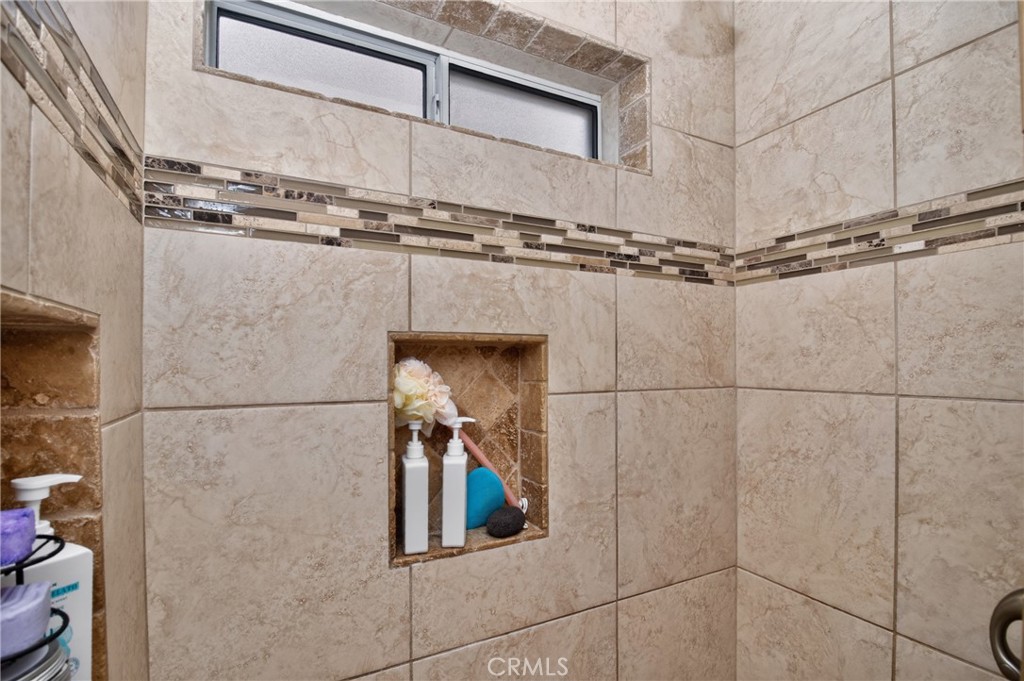 https://media.crmls.org/medias/51b6f81f-abda-486c-9a28-7ffc49447b28.jpg?preset=X-Large