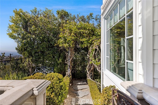 1 San Mateo Way, Corona del Mar CA: https://media.crmls.org/medias/51baeb4e-fbba-40a1-a64a-36d6d11ee3d1.jpg
