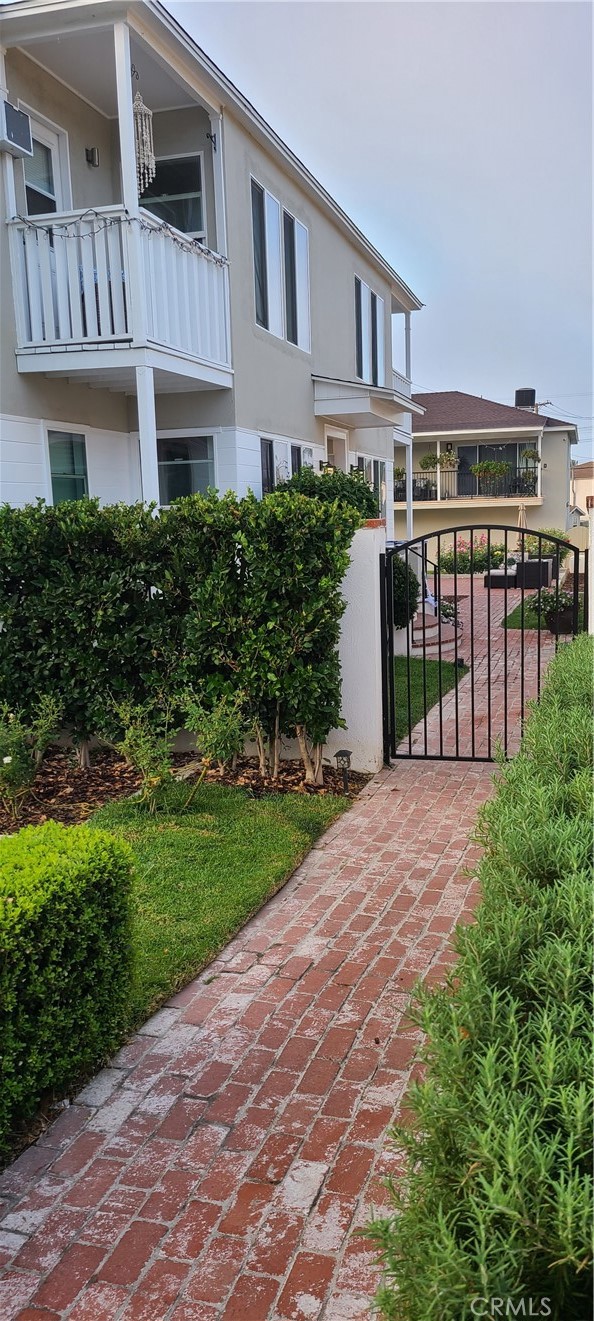1711 North Glenoaks Boulevard photo 3