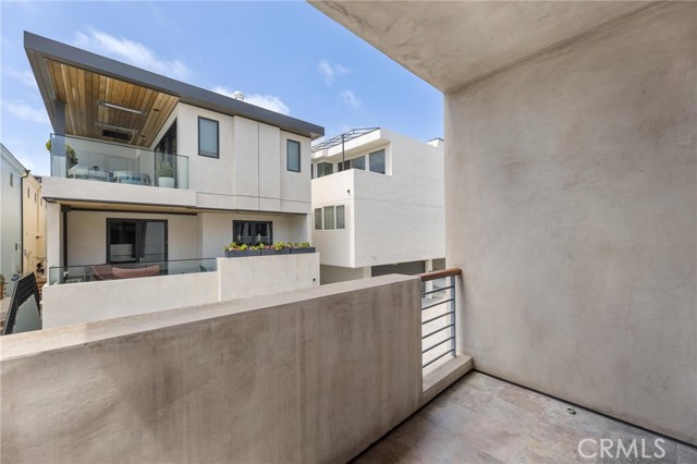 129 20th Street, Manhattan Beach CA: https://media.crmls.org/medias/51bdfa72-4ba7-49cd-ba5f-f4539e31874f.jpg
