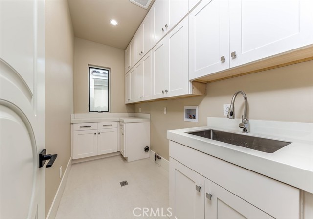 Detail Gallery Image 34 of 40 For 10168 Lightbreeze Cir, Huntington Beach,  CA 92646 - 5 Beds | 5/1 Baths