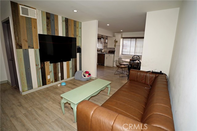 Detail Gallery Image 4 of 46 For 18954 Sherman Way #3,  Reseda,  CA 91335 - 2 Beds | 3 Baths