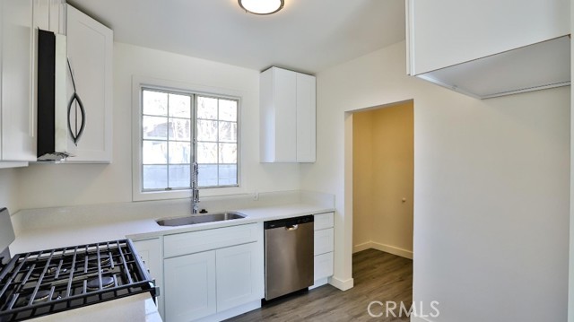 515 S Van Ness Avenue, Santa Ana CA: https://media.crmls.org/medias/51c7512a-78a1-40ba-a2da-686645375b41.jpg
