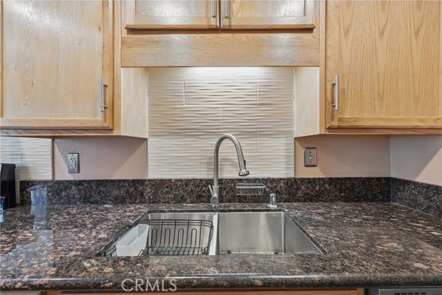 Detail Gallery Image 14 of 47 For 8121 Canby Ave #4,  Reseda,  CA 91335 - 3 Beds | 3 Baths