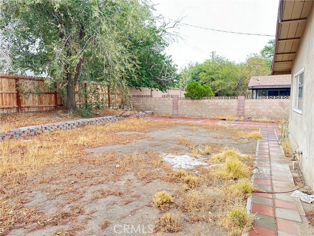 614 E Pondera Street, Lancaster CA: https://media.crmls.org/medias/51cea384-f327-4c8a-8bec-49c6efe519d8.jpg
