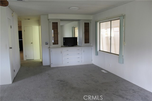 5001 W Florida Avenue, Hemet CA: https://media.crmls.org/medias/51d01e24-9397-4287-a201-2546bfc03749.jpg