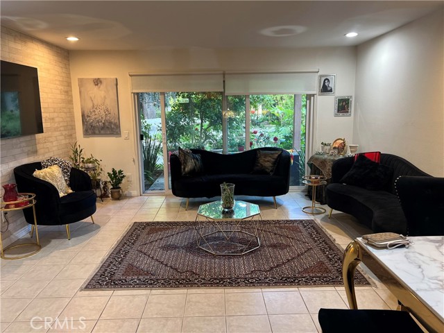 Detail Gallery Image 6 of 9 For 7111 Farralone Ave #104,  Canoga Park,  CA 91303 - 2 Beds | 1 Baths