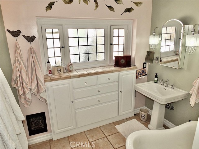 833 Terraine Avenue, Long Beach CA: https://media.crmls.org/medias/51d14cea-1f69-47e5-8377-eb64fbc50c3c.jpg