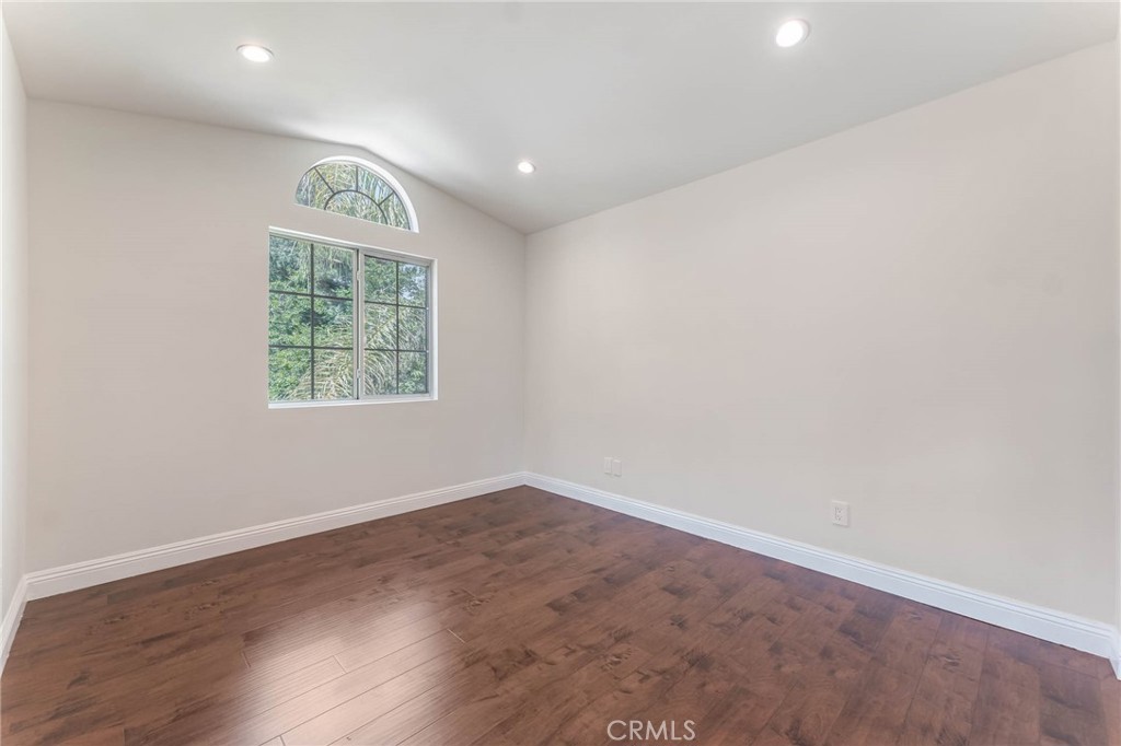 https://media.crmls.org/medias/51d266ea-8832-4e60-b2b1-b17bbbd9dd44.jpg?preset=X-Large