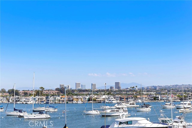 Detail Gallery Image 4 of 26 For 207 E Edgewater Ave #REAR,  Newport Beach,  CA 92661 - 2 Beds | 2 Baths