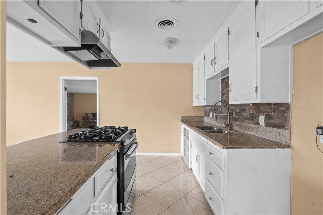 Detail Gallery Image 8 of 23 For 1320 White Ln, Bakersfield,  CA 93307 - 4 Beds | 2 Baths